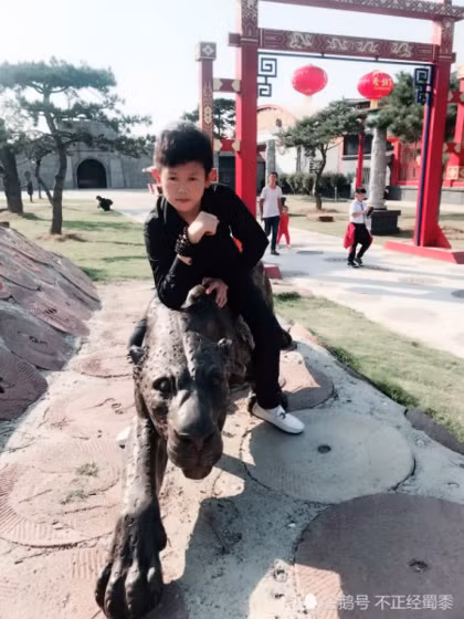 Cặp đôi 34 tuổi bỗng kiếm bộn tiền nhờ sở hữu ngoại hình trẻ con-8