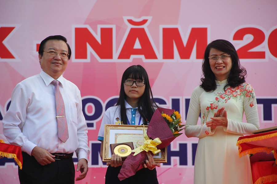 Các học sinh xuất sắc được tuyên dương tại Hội trại truyền thống 9/1