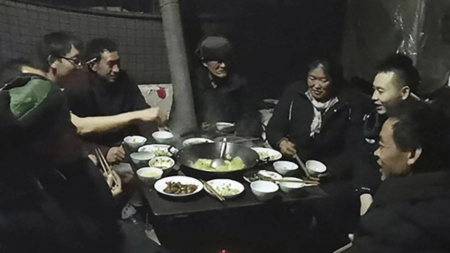 Wei đoàn tụ cùng gia đình trong thời khắc giao thừa. (Ảnh: SCMP). Người phụ nữ đoàn tụ với gia đình sau 15 năm bị mất trí nhớ