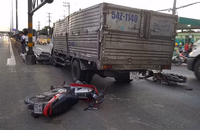 Hiện trường xe tải tông 5 xe máy trên quốc lộ 1A