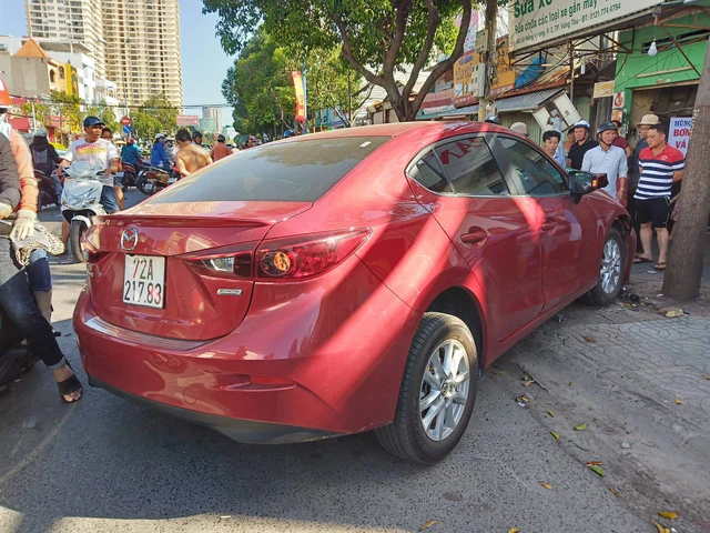 Xe tải “lùa” 5 xe máy trước trạm thu phí, Mazda húc liên hoàn trên phố