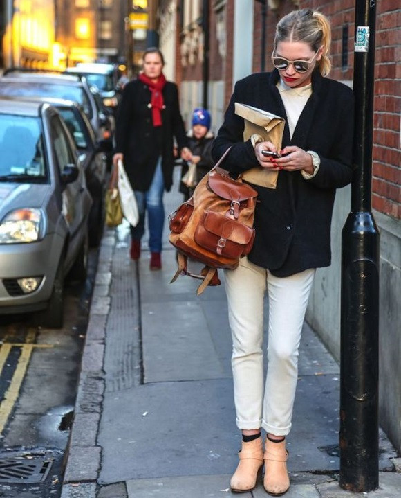 Cách mix đồ với quần trắng giúp bạn gái sang chảnh ở mọi nơi ảnh 4 Màu sắc tương phản chính là “chìa khóa” cho vấn đề của các nàng dáng đồng hồ cát.