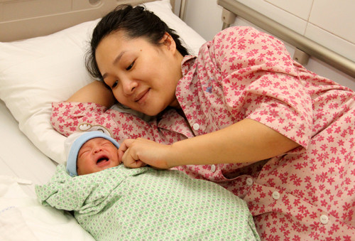 4 điều phụ nữ mãi mất đi sau khi sinh con, chỉ chồng vô tâm mới không thấu hiểu ảnh 2 Kết quả hình ảnh cho sinh con