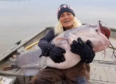 Đi câu cá trên hồ, người phụ nữ Mỹ bất ngờ bắt được con vật khổng lồ này