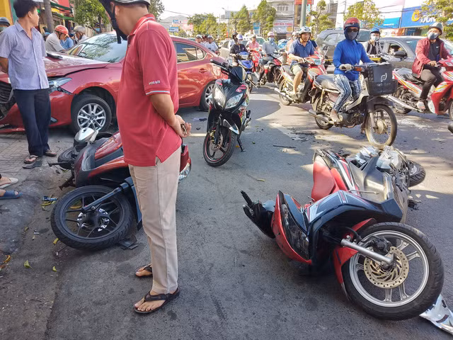 2 chiếc xe máy bị tông từ phía sau