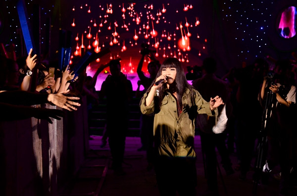 phuong-thanh-binh-tinh-khi-bi-khan-gia-nem-chai-nuoc-vao-nguoi-3