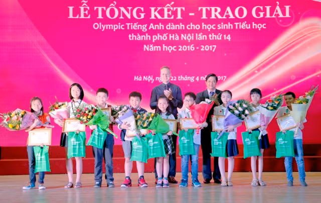 Ông Phạm Xuân Tiến - Phó Giám đốc Sở GD&ĐT Hà Nội và ông Gavan Iacono - Tổng giám đốc Language Link Việt Nam - trao phần thưởng cho các thí sinh đoạt giải