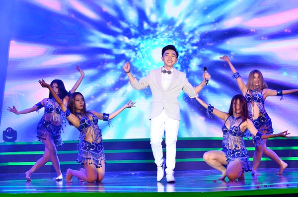 phuong-thanh-binh-tinh-khi-bi-khan-gia-nem-chai-nuoc-vao-nguoi-10