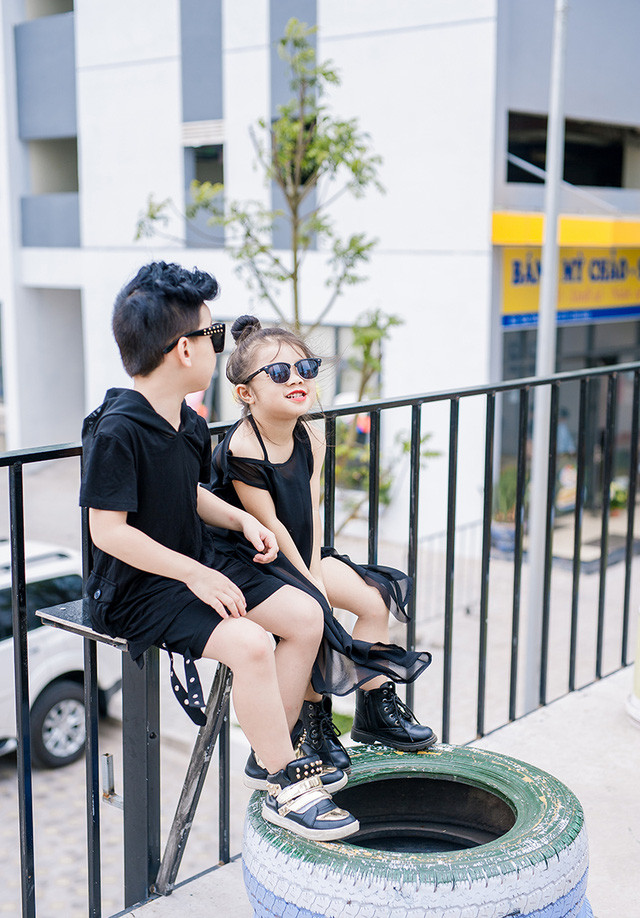 Mẫu nhí sành điệu với thời trang tông đen cực chất ảnh 7 Mẫu nhí sành điệu với thời trang tông đen cực chất ảnh 7