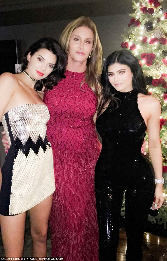 Hậu chuyển giới, cha dượng “cô Kim” lên kế hoạch chụp hình nude ảnh 1 Chị em Kendall - Kylie Jenner bên người bố chuyển giới Caitlyn Jenner