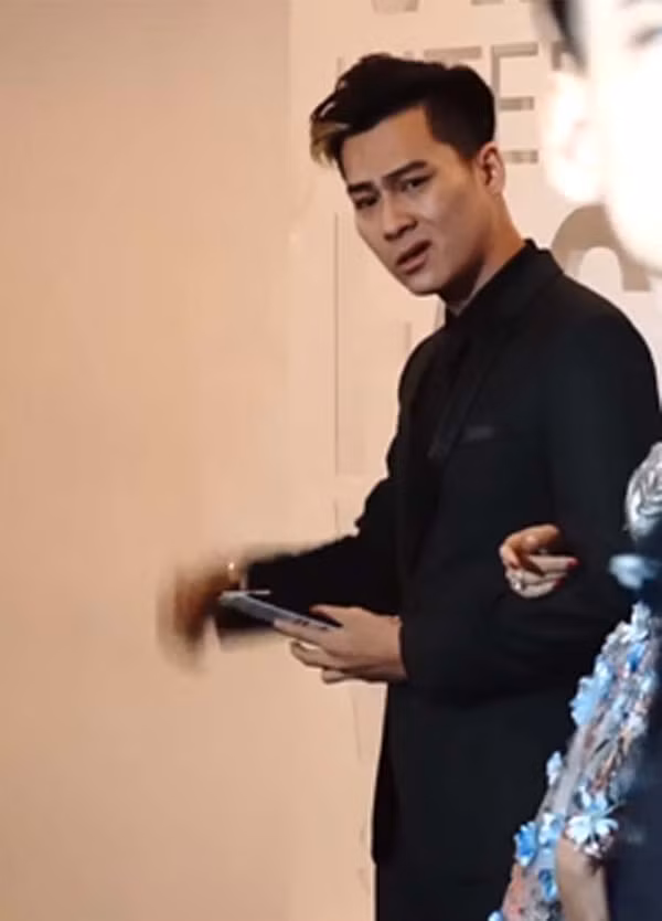 Tiếp tục phát hiện "gương mặt đưa đám" phiên bản thảm đỏ của chồng Lâm Khánh Chi ảnh 1