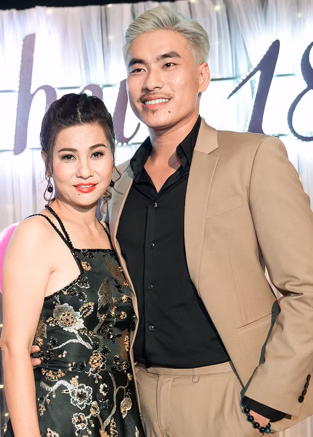 Kiều Minh Tuấn và bạn gái Cát Phượng sánh đôi trong buổi ra mắt phim