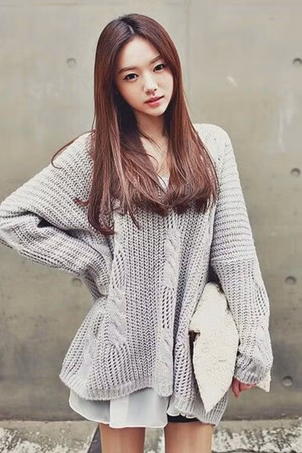 Tóc rẽ ngôi giữa từng bị chê "hai lúa" quay trở lại thành hot trend ảnh 4 Trong khi các người đẹp xứ Trung lại ưa chuộng những màu nhuộm sáng.