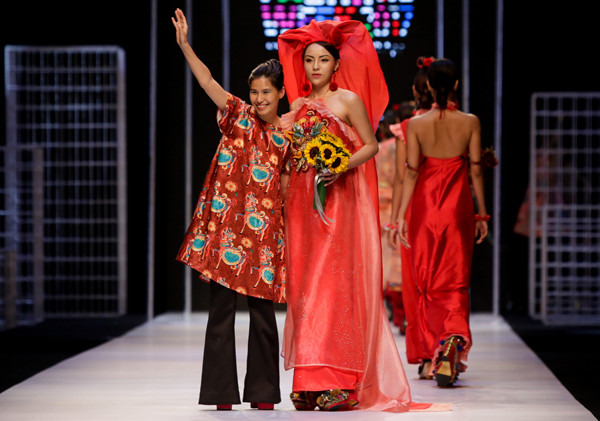 Kỳ Duyên khoe vai trần, làm vedette trên sàn diễn ảnh 3 ky-duyen-khoe-vai-tran-lam-vedette-tren-san-dien-2