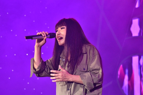 phuong-thanh-binh-tinh-khi-bi-khan-gia-nem-chai-nuoc-vao-nguoi-1