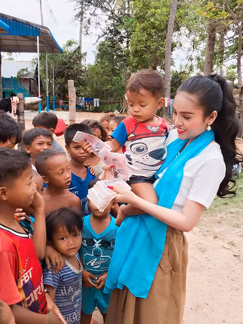 Vẻ ngoài gợi cảm của diễn viên Campuchia bị cấm đóng phim ảnh 6 Vẻ ngoài gợi cảm của diễn viên Campuchia bị cấm đóng phim