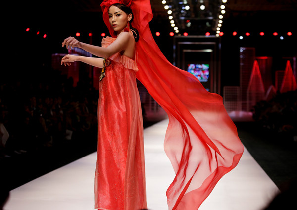 Kỳ Duyên khoe vai trần, làm vedette trên sàn diễn ảnh 2 ky-duyen-khoe-vai-tran-lam-vedette-tren-san-dien-1