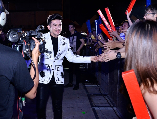 phuong-thanh-binh-tinh-khi-bi-khan-gia-nem-chai-nuoc-vao-nguoi-5