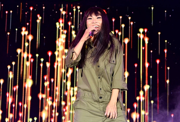 phuong-thanh-binh-tinh-khi-bi-khan-gia-nem-chai-nuoc-vao-nguoi