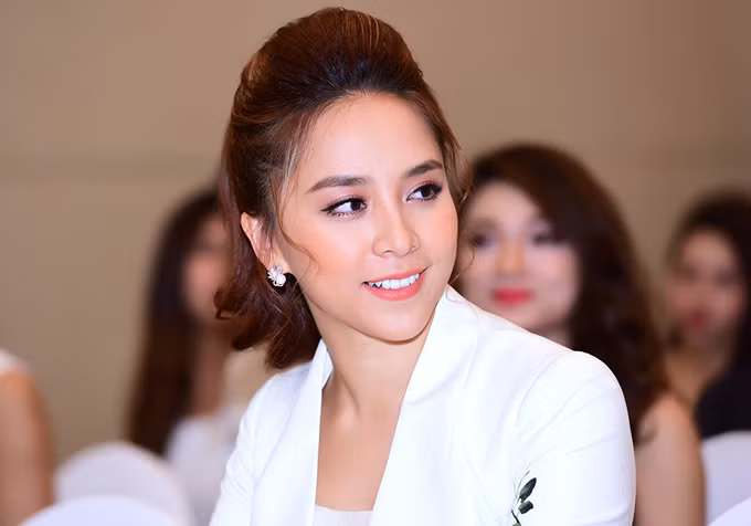 pham-huong-tung-tram-cam-giam-minh-trong-bong-toi-vi-gap-that-bai-10