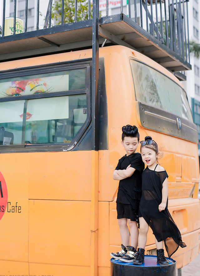 Mẫu nhí sành điệu với thời trang tông đen cực chất ảnh 2 Mẫu nhí sành điệu với thời trang tông đen cực chất ảnh 2
