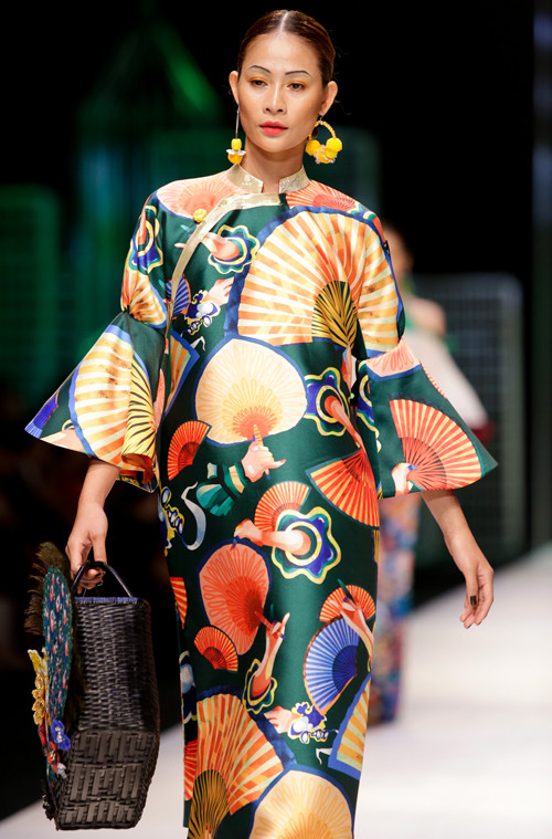 Kỳ Duyên khoe vai trần, làm vedette trên sàn diễn ảnh 8 ky-duyen-khoe-vai-tran-lam-vedette-tren-san-dien-7