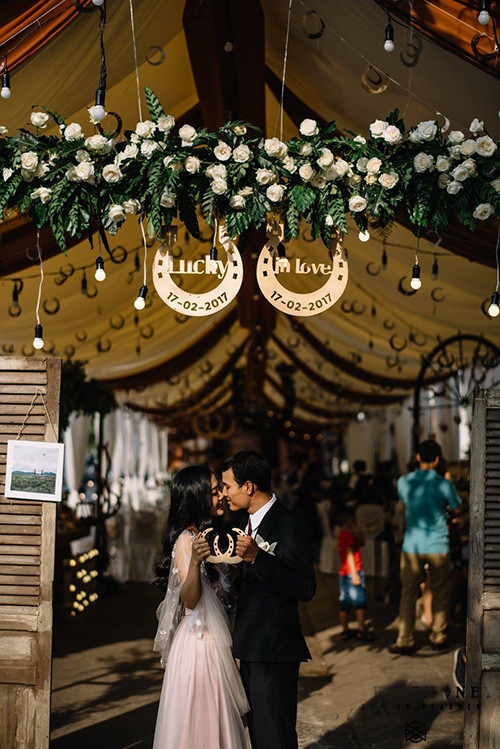 tiec-cuoi-ngap-tran-go-rom-la-cua-cap-9x-yeu-nhau-ca-thap-ky