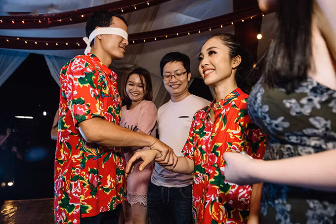 tiec-cuoi-ngap-tran-go-rom-la-cua-cap-9x-yeu-nhau-ca-thap-ky-9