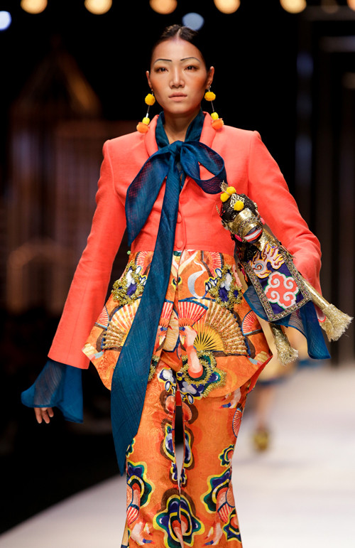 Kỳ Duyên khoe vai trần, làm vedette trên sàn diễn ảnh 4 ky-duyen-khoe-vai-tran-lam-vedette-tren-san-dien-3