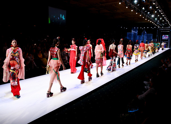 Kỳ Duyên khoe vai trần, làm vedette trên sàn diễn ảnh 10 ky-duyen-khoe-vai-tran-lam-vedette-tren-san-dien-9