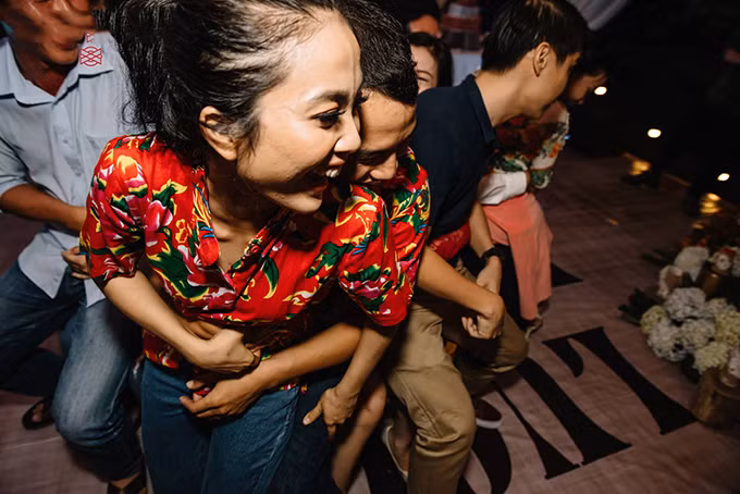 tiec-cuoi-ngap-tran-go-rom-la-cua-cap-9x-yeu-nhau-ca-thap-ky-10