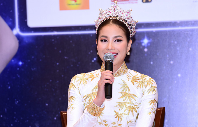 Phạm Hương thừa nhận, không phải lúc nào cô cũng tự tin và tràn đầy sức sống như khán giả vẫn thường thấy. Từng có thời điểm cô bị trầm cảm, giam mình trong bóng tối vì gặp nhiều thất bại liên tiếp. Cô tâm sự: "Đó là lúc tôi hoài nghi nhất về khả năng của mình. Tôi quên đi giá trị bản thân và việc mình đặc biệt ra sao so với người khác. Sau khi tham gia các khóa học kỹ năng, tôi dần lấy lại sự tự tin và quyết tâm thi Hoa hậu Hoàn vũ 2015. Tôi biến mình trở thành cô gái hoàn toàn khác, một cô gái mạnh mẽ". pham-huong-tung-tram-cam-giam-minh-trong-bong-toi-vi-gap-that-bai-3