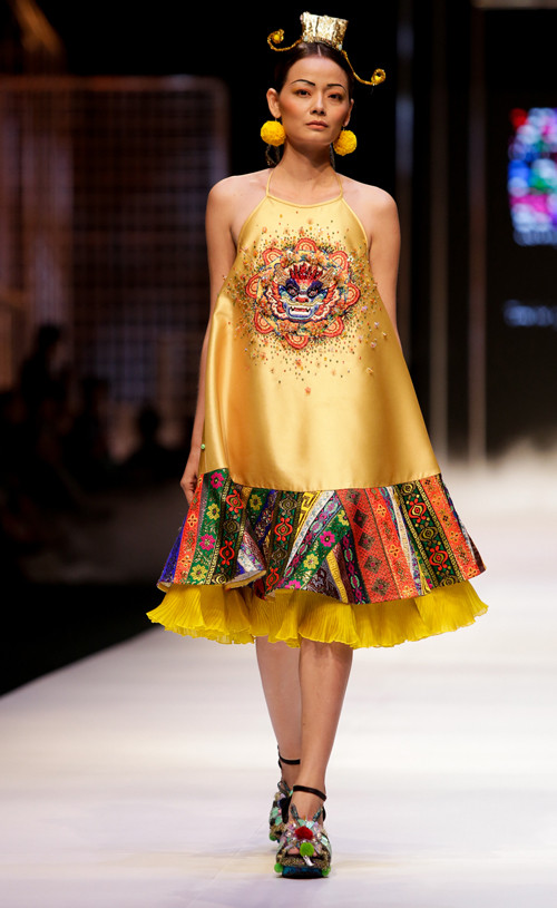 Kỳ Duyên khoe vai trần, làm vedette trên sàn diễn ảnh 6 ky-duyen-khoe-vai-tran-lam-vedette-tren-san-dien-5