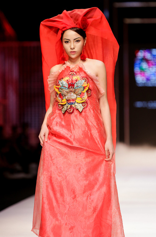 Kỳ Duyên khoe vai trần, làm vedette trên sàn diễn ảnh 1 ky-duyen-khoe-vai-tran-lam-vedette-tren-san-dien