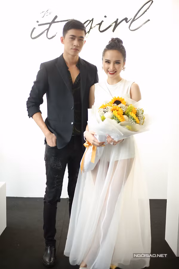angela-phuong-trinh-dien-vay-xuyen-thau-khoe-sac-ben-dan-sao-2