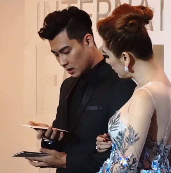 Tiếp tục phát hiện "gương mặt đưa đám" phiên bản thảm đỏ của chồng Lâm Khánh Chi ảnh 3