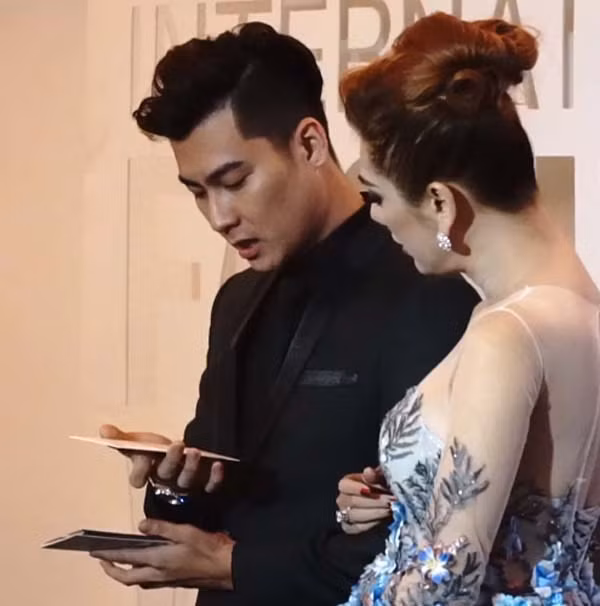 Tiếp tục phát hiện "gương mặt đưa đám" phiên bản thảm đỏ của chồng Lâm Khánh Chi ảnh 3