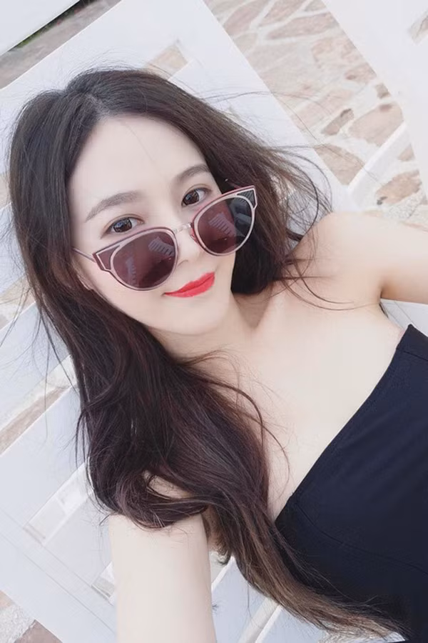 Tóc rẽ ngôi giữa từng bị chê "hai lúa" quay trở lại thành hot trend ảnh 6 Ưu điểm của kiểu tóc rẽ ngôi giữa là không kén độ dài, có thể hợp với cả tóc dài xoăn bồng bềnh hay tóc ngắn trẻ trung.