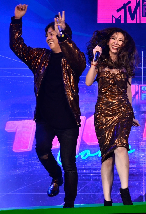 phuong-thanh-binh-tinh-khi-bi-khan-gia-nem-chai-nuoc-vao-nguoi-9