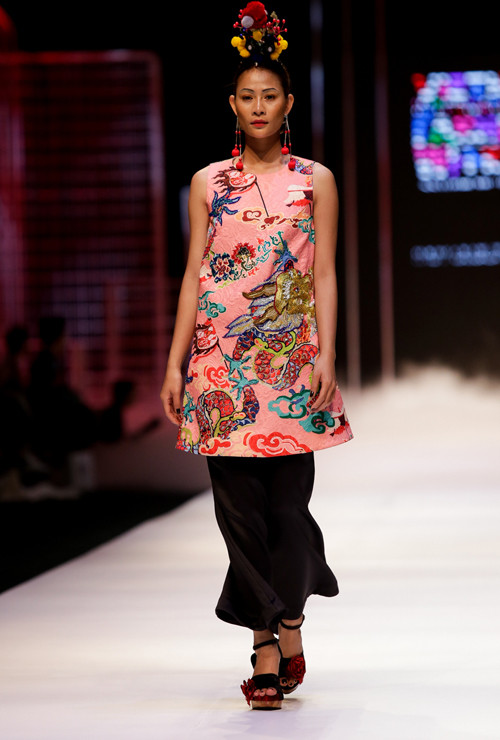 Kỳ Duyên khoe vai trần, làm vedette trên sàn diễn ảnh 5 ky-duyen-khoe-vai-tran-lam-vedette-tren-san-dien-4