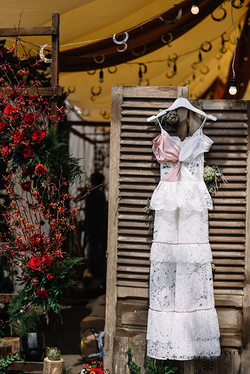 [Caption]Những năm tháng trong veo của tuổi học trò qua đi, tình yêu của cặp đôi ấy phải trải qua quãng thời gian dài xa cách vì chuyện học tập và công việc. Thu Hà ra Thủ đô học tập thì Quốc Tuấn lại làm việc ở quê nhà, cách nhau hàng nghìn km và những cánh thư là sợi dây liên lạc nuôi lớn, gìn giữ tình yêu.