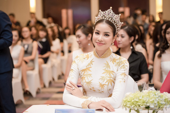 Phạm Hương chia sẻ, đăng quang Hoa hậu Hoàn vũ 2015 là bước ngoặt lớn nhất và mở ra cho cô một trang mới trong cuộc đời. "Từ một cô gái bình thường không ai biết, chỉ sau một đêm tôi được mọi người tìm kiếm. Sau khi giành vương miện, tôi đã có rất nhiều thứ nhưng đánh đổi cũng không ít. Tôi chỉ muốn nói với các đàn em, sự thất bại và vấp ngã sẽ cho mình những bài học để nhận ra giá trị của bản thân", cô nói. Suốt 2 năm hoạt động ở cương vị Hoa hậu, cuộc sống của Phạm Hương đã no đủ hơn, bản thân cô cũng trưởng thành hơn trong suy nghĩ. Cô không hối hận vì thời gian qua đã làm việc hết năng suất nhưng lại tiếc nuối vìít được ở bên gia đình. pham-huong-tung-tram-cam-giam-minh-trong-bong-toi-vi-gap-that-bai-2