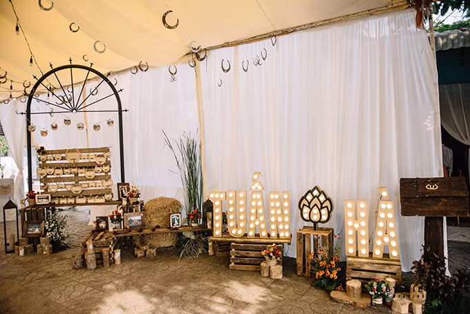 [Caption]Bàn tiệc, backdrop, sân khấu, lối đi cũng ngập sắc hoa, không theo một khuôn khổ nhất định với nhiều phụ kiện xinh xắn.