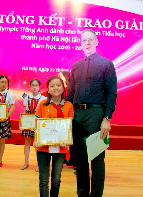 Với 155 điểm, em Cao Mỹ Duyên - học sinh Trường Tiểu học Lý Thái Tổ - giành giải quán quân tại cuộc thi Olympic tiếng Anh tiểu học năm học 2016-2017