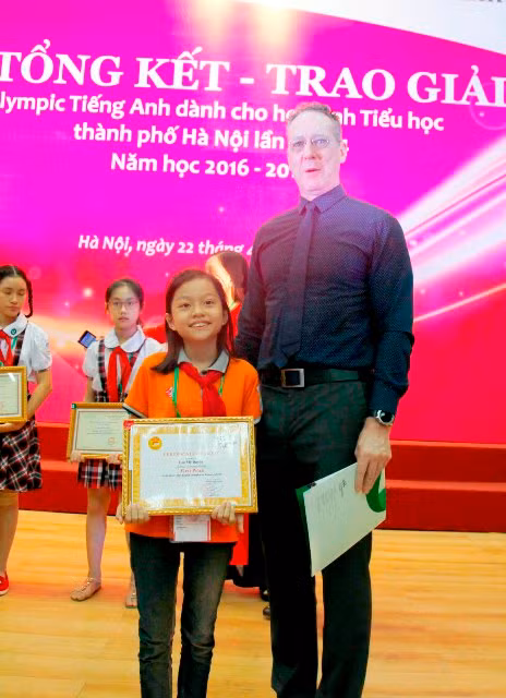Với 155 điểm, em Cao Mỹ Duyên - học sinh Trường Tiểu học Lý Thái Tổ - giành giải quán quân tại cuộc thi Olympic tiếng Anh tiểu học năm học 2016-2017