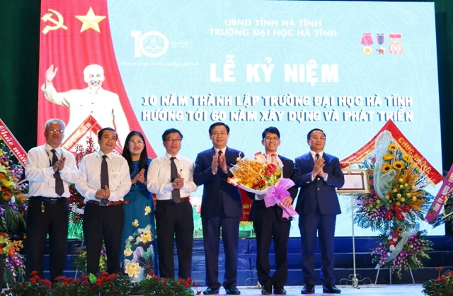 Phó Thủ tướng Vương Đình Huệ dự Lễ Kỷ niệm 10 năm thành lập Trường Đại học Hà Tĩnh.