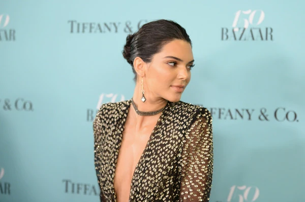 Chọn váy không khéo, Kendall Jenner già đi hàng chục tuổi