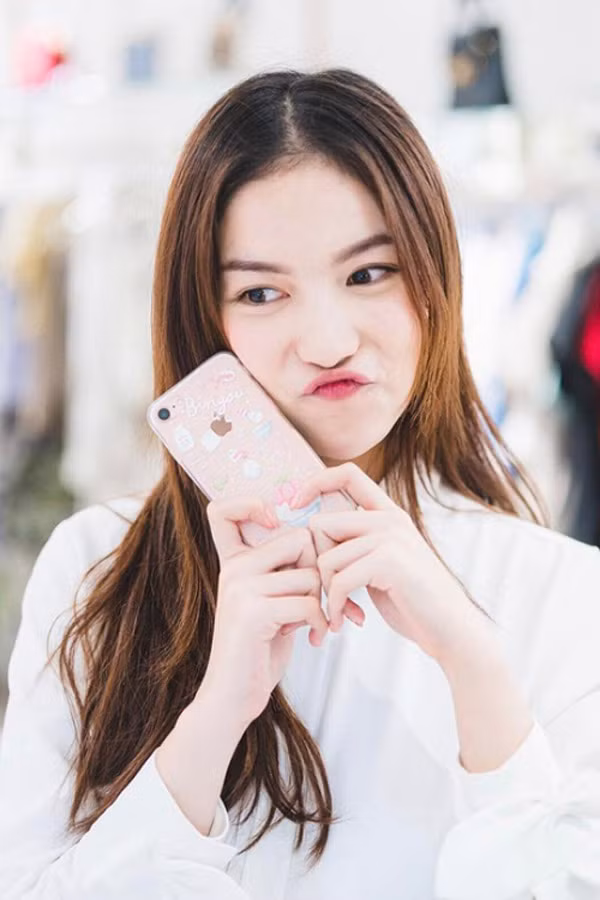 Tóc rẽ ngôi giữa từng bị chê "hai lúa" quay trở lại thành hot trend ảnh 7 Kiểu tóc này vừa thích hợp với phong cách thường ngày...