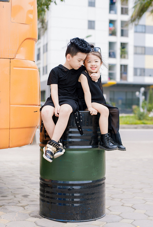 Mẫu nhí sành điệu với thời trang tông đen cực chất ảnh 3 Mẫu nhí sành điệu với thời trang tông đen cực chất ảnh 3