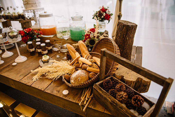 [Caption]Cặp đôi còn thiết kế kệ đặt hình ảnh, hộp đèn có tên cô dâu chú rể, cùng với đó là bàn bánh đậm chất vintage, được bày trí khá cổ điển theo hơi hướng phương Tây với những chiếc bánh cupcake nhỏ xinh.